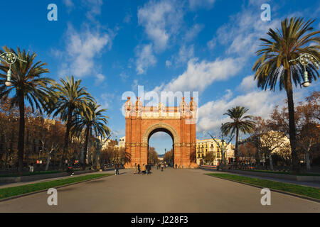 Barcelona, Spanien - 6. Januar 2017: The Arc de Triomph mit Leuten, die herum den Bogen im Vordergrund, sonniger Morgen Stockfoto