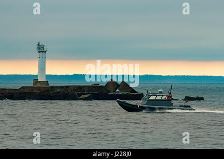 Kleine graue Grenze Wache Boot bewegt sich schnell in die noch am Abend Stockfoto