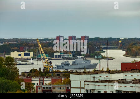 Militärisches Schiff Segeln vorbei an den Frachthafen in Riga, Lettland Stockfoto