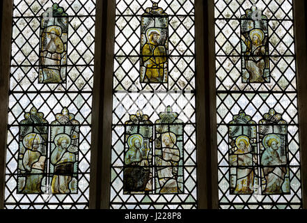 Mittelalterliche Glasmalerei im Ostfenster, Hailes Kirche, Gloucestershire, England, UK Stockfoto