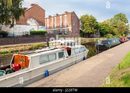 Boote vertäut am Nottingham und Beeston Kanal in der Nähe von Wohnraum in der Stadt von Nottingham, England, UK Stockfoto