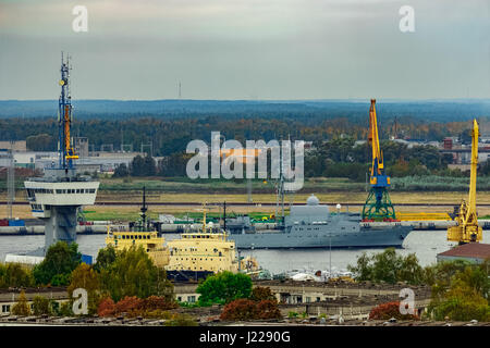 Militärisches Schiff Segeln vorbei an den Frachthafen in Riga, Lettland Stockfoto