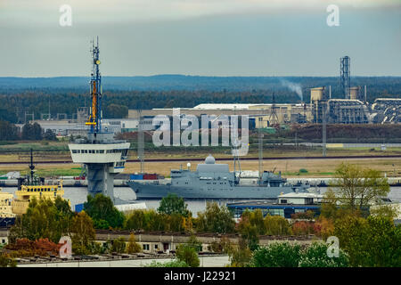 Militärisches Schiff Segeln vorbei an den Frachthafen in Riga, Lettland Stockfoto