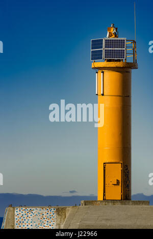 Gelben Leuchtturm auf Wellenbrecher Damm in Riga, Europa Stockfoto