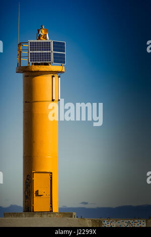 Gelben Leuchtturm auf Wellenbrecher Damm in Riga, Europa Stockfoto