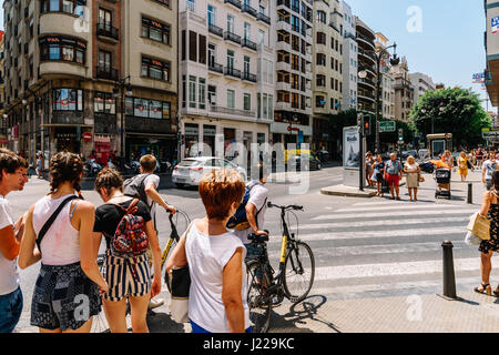 VALENCIA, Spanien - 1. August 2016: Menschen, die zu Fuß die Innenstadt von Valencia Stadt In Spanien. Stockfoto