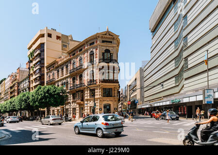 VALENCIA, Spanien - 1. August 2016: Menschen, die zu Fuß die Innenstadt von Valencia Stadt In Spanien. Stockfoto