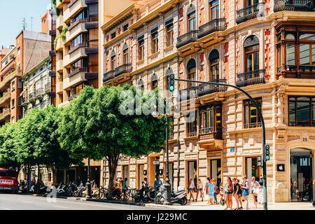 VALENCIA, Spanien - 1. August 2016: Menschen, die zu Fuß die Innenstadt von Valencia Stadt In Spanien. Stockfoto