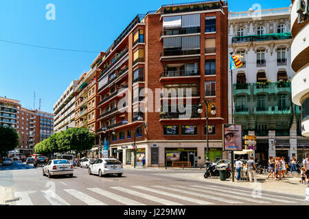 VALENCIA, Spanien - 1. August 2016: Menschen, die zu Fuß die Innenstadt von Valencia Stadt In Spanien. Stockfoto