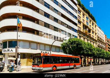 VALENCIA, Spanien - 1. August 2016: Menschen, die zu Fuß die Innenstadt von Valencia Stadt In Spanien. Stockfoto