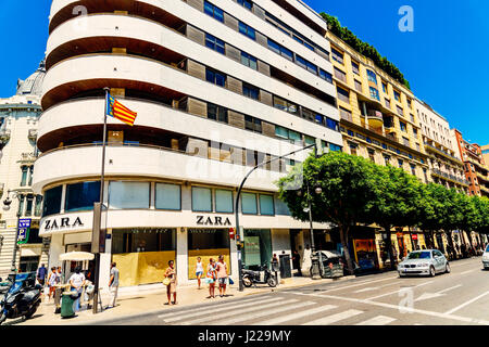 VALENCIA, Spanien - 1. August 2016: Menschen, die zu Fuß die Innenstadt von Valencia Stadt In Spanien. Stockfoto