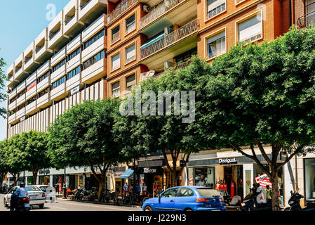 VALENCIA, Spanien - 1. August 2016: Menschen, die zu Fuß die Innenstadt von Valencia Stadt In Spanien. Stockfoto