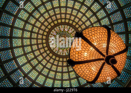 26. Mai 2015, Chicago, USA. Ihre wunderbare lichtdurchlässigen Kuppel, 38 Fuß im Durchmesser und aus Tiffany Favrile-Glas ist in der Form von Fischschuppen geschnitten Stockfoto