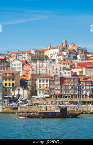 Porto Portugal Ribeira, Blick auf die alte Stadt Ribeira Bezirk dicht gepackt, historische Gebäude erhebt sich über den Fluss Douro in Porto, Europa. Stockfoto