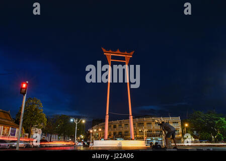 Der Giant Swing während der blauen Stunde in Bangkok, Thailand Stockfoto