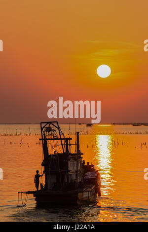 Große Fischerboot ausgehen für eine Sunset Cruise Stockfoto