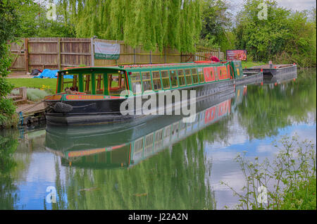 Grachtenboot auf der Basingstoke Canal, Odiham, Hampshire, UK Stockfoto