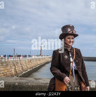 Eine attraktive Frau posiert für Fotos im Hafen von Whitby, North Yorkshire, England, UK bei den Goth-Wochenende feiern Steampunk Stockfoto