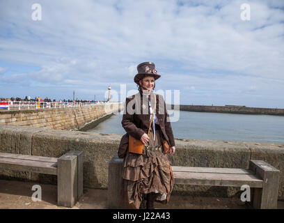 Eine attraktive Frau posiert für Fotos im Hafen von Whitby, North Yorkshire, England, UK bei den Goth-Wochenende feiern Steampunk Stockfoto