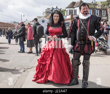 Ein Mann und eine Frau posieren für Fotos bei Whitby Gothic-Feierlichkeiten in North Yorkshire, England, UK Stockfoto