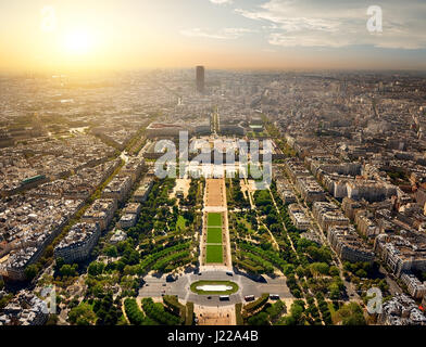 Luftaufnahme von Paris auf dem Champs de Mars und Tour Montparnasse vom Eiffelturm bei Sonnenuntergang, Frankreich Stockfoto