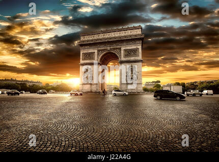 Bewölkten Sonnenuntergang über Arc de Triomphe in Paris, Frankreich Stockfoto
