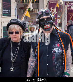 Ein Mann und eine Frau posieren für Fotos bei Whitby Gothic-Feierlichkeiten in North Yorkshire, England, UK Stockfoto