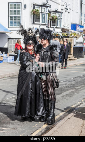 Ein Mann und eine Frau posieren für Fotos bei Whitby Gothic-Feierlichkeiten in North Yorkshire, England, UK Stockfoto