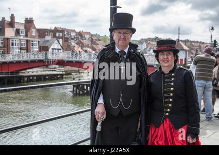 Ein Mann und eine Frau angezogen und posiert für Fotos auf das Whitby Gothic Weekend in North Yorkshire, England, UK Stockfoto