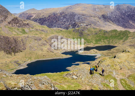 Hohen Blick auf See Llyn Llydaw Abhänge des Y Lliwedd in Snowdon Horseshoe mit Wanderer in die Berge von Snowdonia-Nationalpark. Gwynedd, Wales, UK Stockfoto