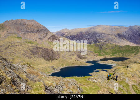 Hohen Blick auf See Llyn Llydaw Abhänge des Y Lliwedd in Snowdon Horseshoe mit Wanderer in die Berge von Snowdonia-Nationalpark. Gwynedd, Wales, UK Stockfoto