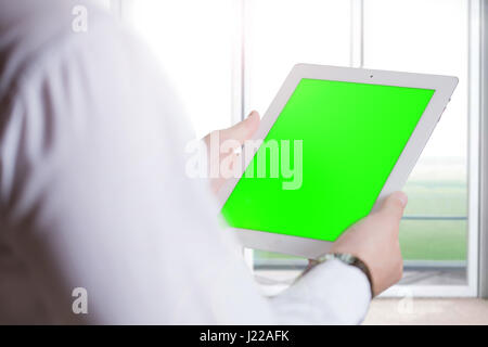 Business, Technologie, Internet und Netzwerk-Konzept. Junger Geschäftsmann, arbeiten auf dem Tablett der Zukunft, wählen Sie auf dem virtuellen display Stockfoto