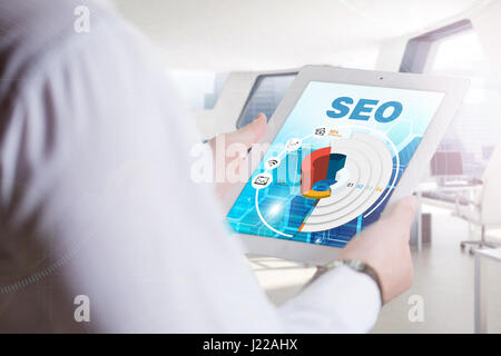 Business, Technologie, Internet und Netzwerk-Konzept. Junger Geschäftsmann, arbeiten auf dem Tablett der Zukunft, wählen Sie auf dem virtuellen Display: SEO Stockfoto