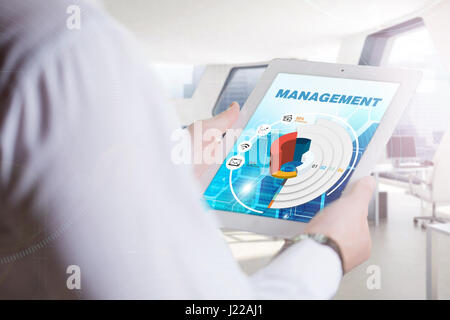 Business, Technologie, Internet und Netzwerk-Konzept. Junger Geschäftsmann, arbeiten auf dem Tablett der Zukunft, wählen Sie auf dem virtuellen Display: Management Stockfoto