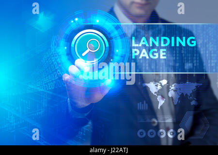 Business, Technologie, Internet und Netzwerk-Konzept. Geschäftsmann, arbeiten auf dem Tablett der Zukunft, wählen Sie auf dem virtuellen Display: Startseite Stockfoto