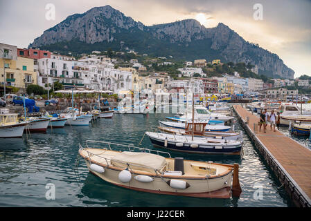 Capri, Italien - 31. August 2016: Boote vertäut am Marina Grande auf berühmten italienischen Insel Capri. Stockfoto