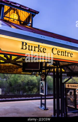 Burke, USA - 16. April 2017: Burke Zentrum Bahnhof Bahnsteig mit Schild Stockfoto