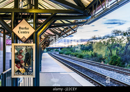 Burke, USA - 16. April 2017: Burke Zentrum Bahnhof Bahnsteig mit Zeichen und Spuren Stockfoto