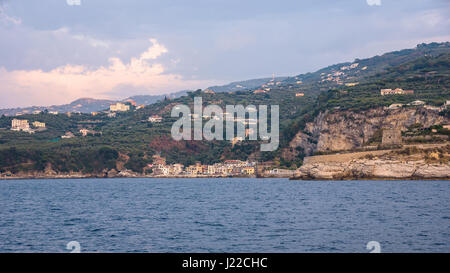 Panoramablick über Marina di Puolo auf der Sorrentinischen Halbinsel, Kampanien Italien Stockfoto