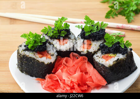 Brötchen mit Lachs, Kaviar und eingelegtem Ingwer. Selektiven Fokus Stockfoto