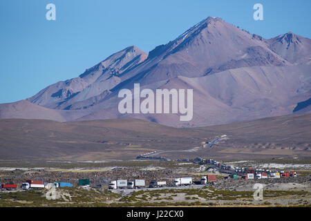 Langen Reihe von LKW warten auf dem Altiplano im Norden Chiles in Bolivien zu überqueren. Stockfoto
