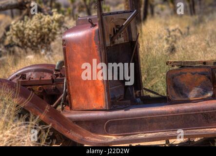 Alte rostige LKW mit Teile fehlen in der Wüste Stockfoto