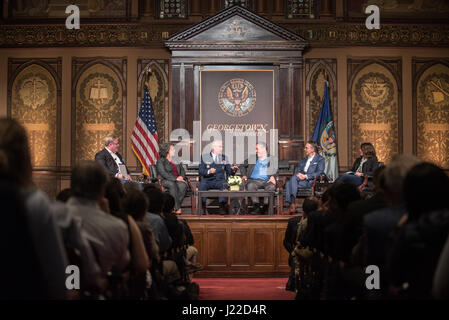 US Air Force General Paul J. Selva, stellvertretender Vorsitzender der Joint Chiefs Of Staff, bietet eine militärische Prespective während einer Podiumsdiskussion spricht über die Zukunft der Innovation in der nationalen Sicherheit an der Georgetown University in Washington, D.C., 3. April 2017. Das Panel, hosted by Georgetown Universität Zentrum für Sicherheitsstudien und Hacking 4 Verteidigung, enthalten das Department of Homeland Security Chief Procurement Officer, Frau Soraya Correa; Vizepräsident von Access Services bei Google, Herr Milo Medin; Stellvertretender Direktor der CIA für digitale Innovationen, Mr Andrew Hallman; Gründer und CEO von Archer Avenue Stockfoto