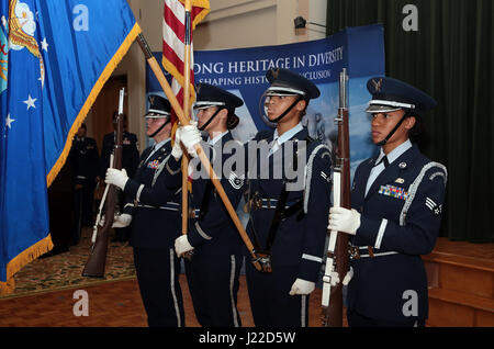 Ein Allfrau Ehrengarde Detail von 802 Kraft Support Squadron stellen die Farben während der gemeinsamen Basis San Antonio Lackland Frauen in der Luftwaffe Wiedervereinigung Mittagessen 7. Oktober 2016, bei der JBSA-Lackland, Texas Gateway Club. JBSA Lackland veranstaltet eine Wiedervereinigung der WAF-Mitglieder und 62 Mitglieder eine Tour der Basis bereitgestellt. WAF gegründet 1948 aus der Frauen Armed Service Integration Act, die Zehntausende von weiblichen Soldat innen Arbeitssuche in der Air Force aktiviert. Im Jahr 1976 wurden Frauen in den Dienst gleichberechtigt mit Männern aufgenommen. (Foto von Johnny Saldivar) Stockfoto