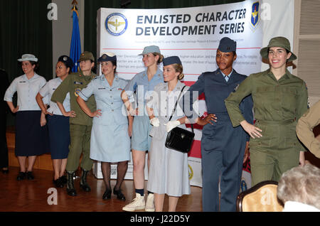 Service-Mitglieder sind militärische Uniformen in verschiedenen historischen Epochen der Luftwaffe während eines Mittagessens 7. Oktober 2016, auf gemeinsame Basis San Antonio-Lackland, Texas Gateway Club abgebildet. JBSA Lackland veranstaltet eine Wiedervereinigung der WAF-Mitglieder und fast 80 Mitglieder eine Tour der Basis bereitgestellt. WAF gegründet 1948 aus der Frauen Armed Service Integration Act, die Zehntausende von weiblichen Soldat innen Arbeitssuche in der Air Force aktiviert. Im Jahr 1976 wurden Frauen in den Dienst gleichberechtigt mit Männern aufgenommen. (Foto von Johnny Saldivar) Stockfoto