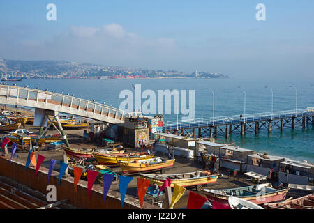 Bunte inshore Angelboote/Fischerboote am Kai auf dem Fischmarkt in das UNESCO-Weltkulturerbe port Stadt Valparaiso in Chile. Stockfoto