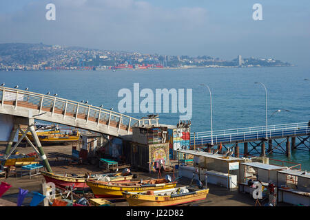 Bunte inshore Angelboote/Fischerboote am Kai auf dem Fischmarkt in das UNESCO-Weltkulturerbe port Stadt Valparaiso in Chile. Stockfoto