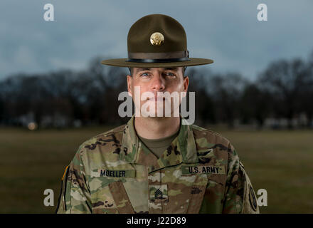 Sgt. 1. Klasse Joshua Moeller, US Army Reserve Drill Instructor und der Unteroffizier des Jahres 2016 US Armee beteiligt sich an einem Marketing-Foto-Shooting organisiert durch das Büro des Chief of Army Reserve in Fort Belvoir, Virginia, am 14. Februar, der US Army Reserve zu fördern. (Foto: US Army Reserve Master Sgt. Michel Sauret) Stockfoto