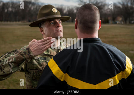 Sgt. 1. Klasse Joshua Moeller, US Army Reserve Drill Instructor und der Unteroffizier des Jahres 2016 US Armee beteiligt sich an einem Marketing-Foto-Shooting organisiert durch das Büro des Chief of Army Reserve in Fort Belvoir, Virginia, am 14. Februar, der US Army Reserve zu fördern. (Foto: US Army Reserve Master Sgt. Michel Sauret) Stockfoto