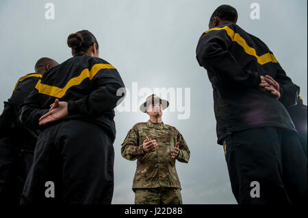 Sgt. 1. Klasse Joshua Moeller, US Army Reserve Drill Instructor und der Unteroffizier des Jahres 2016 US Armee beteiligt sich an einem Marketing-Foto-Shooting organisiert durch das Büro des Chief of Army Reserve in Fort Belvoir, Virginia, am 14. Februar, der US Army Reserve zu fördern. (Foto: US Army Reserve Master Sgt. Michel Sauret) Stockfoto